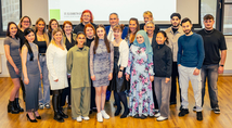 Frisch examiniert: 30 Pflegefachassistentinnen und Pflegefachassistenten starten durch.