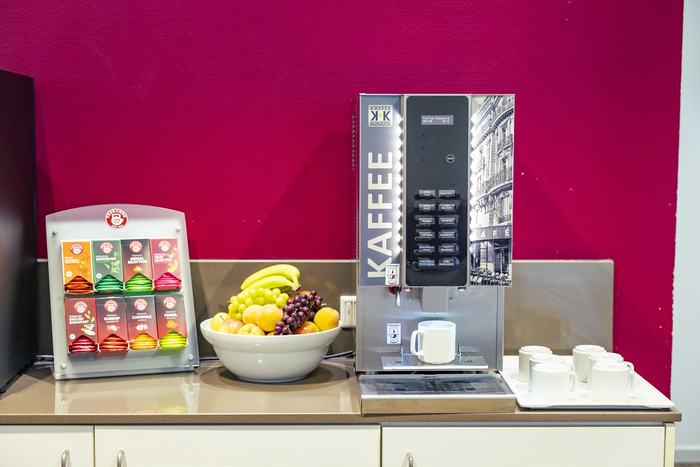 Kaffeemaschine, Teeauswahl und Obstkorb.
