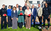 Startschuss für „Sport vernetzt“ in Witten: Die Projektpartner präsentierten gemeinsam mit Familienministerin Verena Schäffer (3.v.l.) die neue Kooperation, die mehr Bewegungsangebote für Kinder im Quartier schaffen soll.  Zu den Praxispartnern gehört auch die Kindertagesstätte „Kinder in der St. Elisabeth Gruppe“.