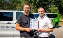 Björn Bittorf (r.), Gesamtleitung Technik und Klimaschutzmanager, und Janis Berse (l.), Umweltmanager, setzen seit Jahren auf konkrete Maßnahmen zur Verbesserung der Umweltbilanz der St. Elisabeth Gruppe.