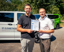 Björn Bittorf (r.), Gesamtleitung Technik und Klimaschutzmanager, und Janis Berse (l.), Umweltmanager, setzen seit Jahren auf konkrete Maßnahmen zur Verbesserung der Umweltbilanz der St. Elisabeth Gruppe.