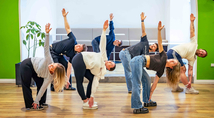 Auszubildende der Akademie der Physiotherapie zeigen Mobilisations- und Dehnübungen für eine aktive Pause.