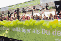 Die Mitarbeitenden und Auszubildenden des Campus der St. Elisabeth Gruppe und des St. Marien Hospital Eickel nahmen mit selbst geschmückten Festwagen an dem Cranger Kirmesumzug durch Herne teil.