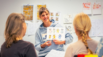 Beim N8-Atelier entwickelten die Teilnehmenden gemeinsam mit der Künstlerin Wibke Brandes (Mitte) und den Kunsttherapeutinnen des St. Marien Hospital Eickel eigene Figuren und setzten diese in kreativen Kurzgeschichten um.