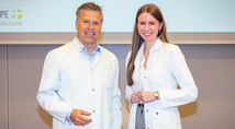 Prof. Dr. Clemens Tempfer (l.), Direktor der Klinik für Frauenheilkunde und Geburtshilfe, und Dr. Julia Hecken (r.), Assistenzärztin der Klinik für Frauenheilkunde und Geburtshilfe, informierten rund um das Thema Gebärmutterhalskrebs.