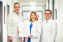 Das Team der Klinik für Gefäßchirurgie des Marien Hospital Witten freut sich gemeinsam mit der Dialysepraxis GIM (Gemeinschaftspraxis Innere Medizin) über die Rezertifizierung als „Interdisziplinäres Regionales Shuntzentrum Ennepe-Ruhr".