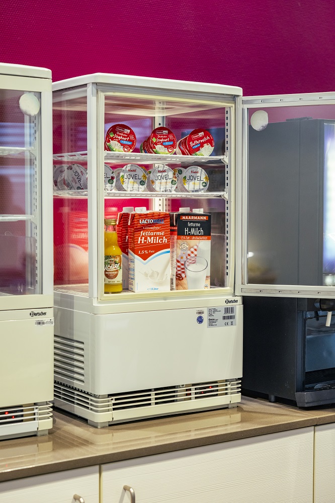 Kühlschrank mit Joghurt, Saft und Milch.